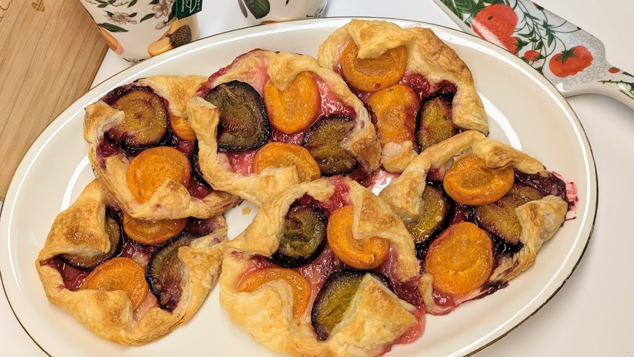 Ruck-Zuck stehen die leckeren Blätterteigteilchen bereit! Mit Aprikosen u Pflaumen schnelles Rezept