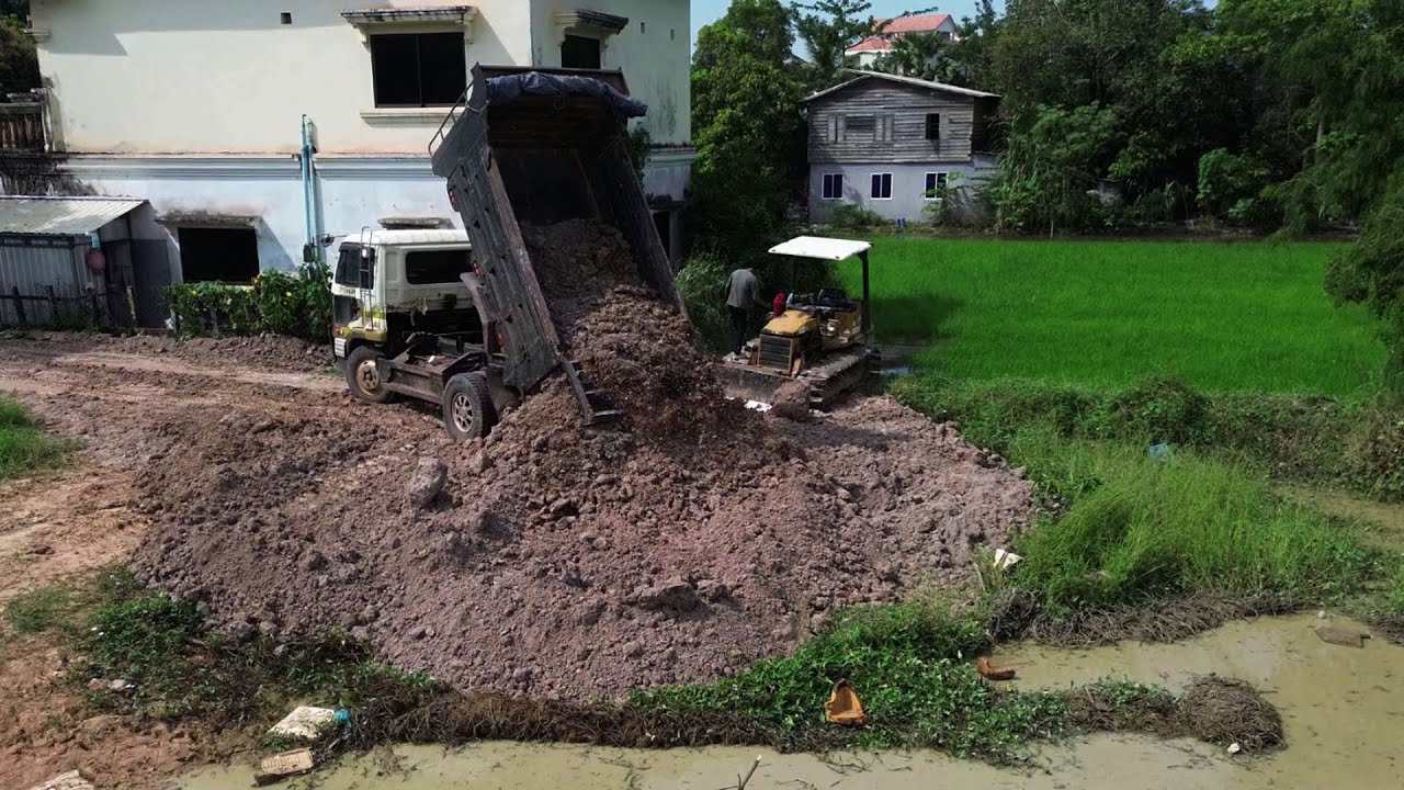 OMG !! Be Careful Dump Trucks NISSAN 5Ton Driver Back Unloading Stuck In Mud Helping