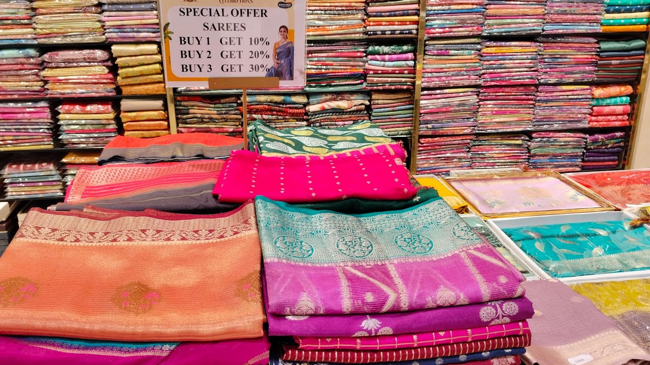 Новинки сари в торговом центре South India Shopping Mall #шоппинг #новаяколлекция #свадебнаяколле...