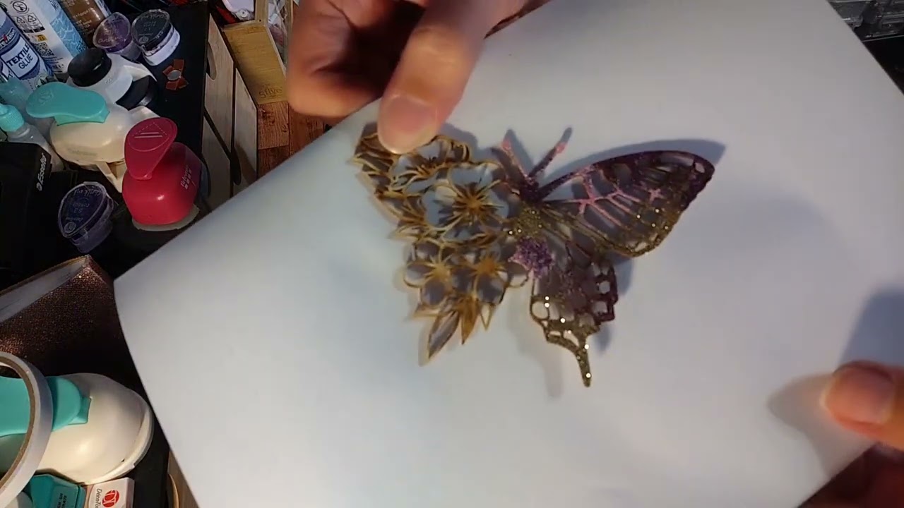 Embossage a chaud d'un papillon en bois #scrapbooking
