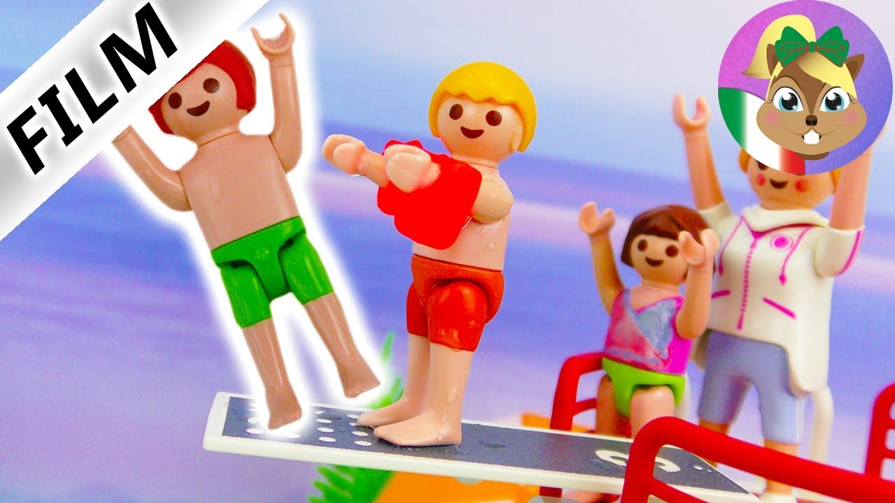Playmobil Film | Julian viene spinto giù dal trampolino! - Litigio in piscina!