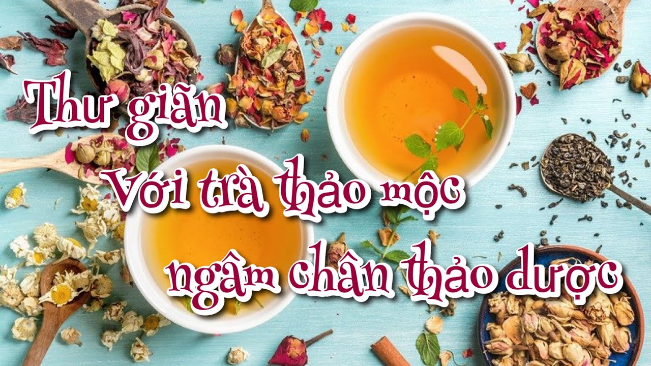 Thư giãn uống trà thảo mộc cùng với ngâm chân thảo dược