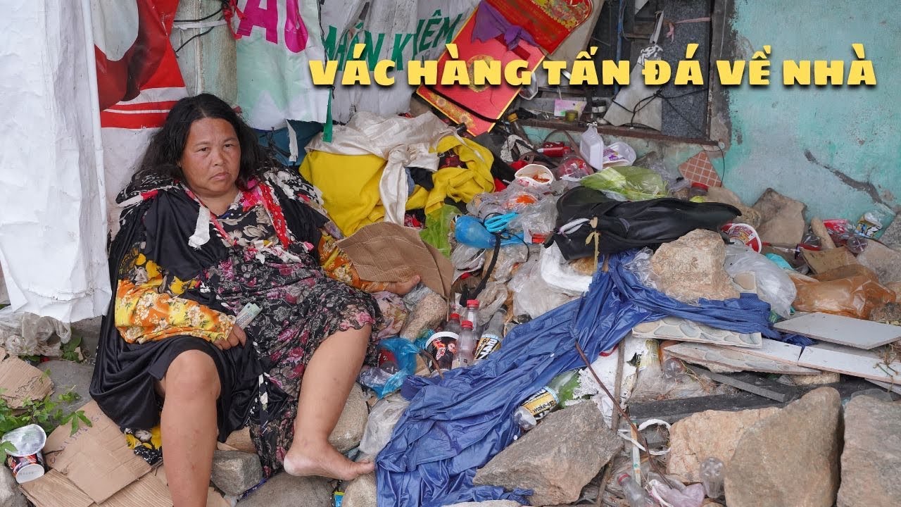 Người Phụ Nữ Vác Hàng Tấn Đá Về Nhà Nơi Ở Như Một Dị Nhân