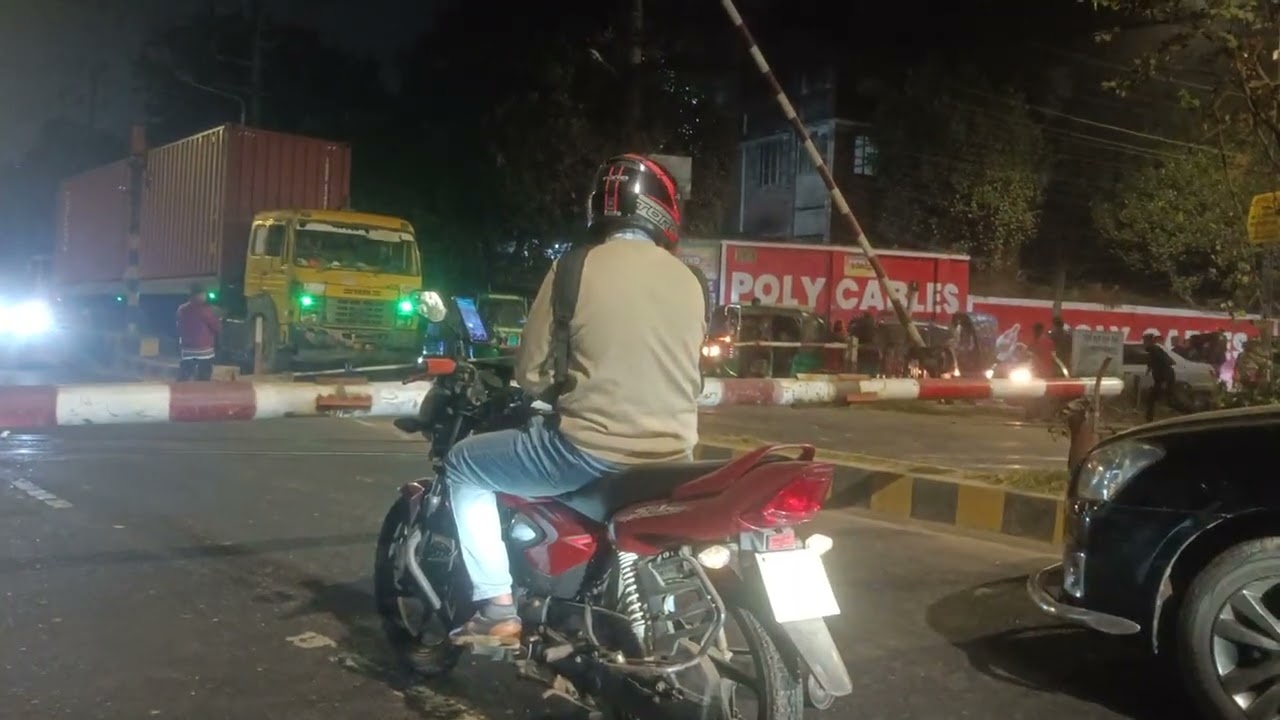 বাংলাদেশের রেলওয়ে ক্রসিং এর যে অবস্থা যেকোন মূহুর্তে ঘটতে পারে বড় ধরণের এক্সিডেন্ট...🚉🚊 #railway