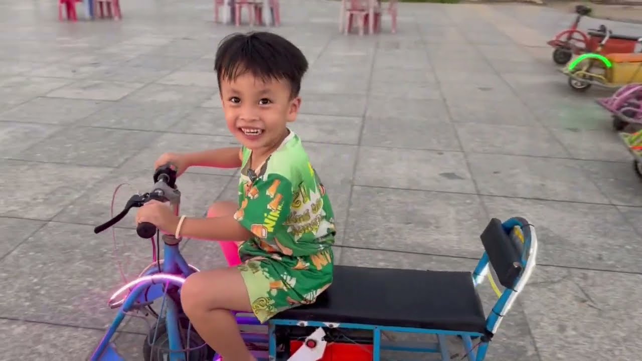 Chuột Đòi Tự Chạy Xe Điện Xém Bị Té Làm Mẹ Lo Vá Trời #ngocdieuvlog #chuotchayxedien