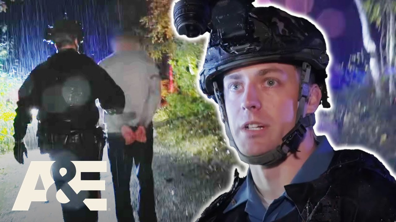 Officers Chase a Man Wanted with Multiple Warrants Through the Woods | Alaska State Troopers | A&E