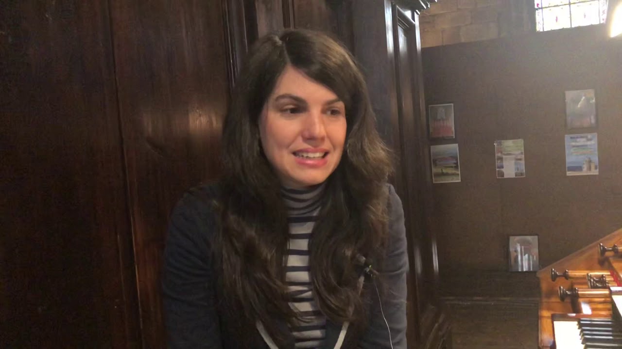 Miriam Cepeda sobre el órgano de Notre Dame