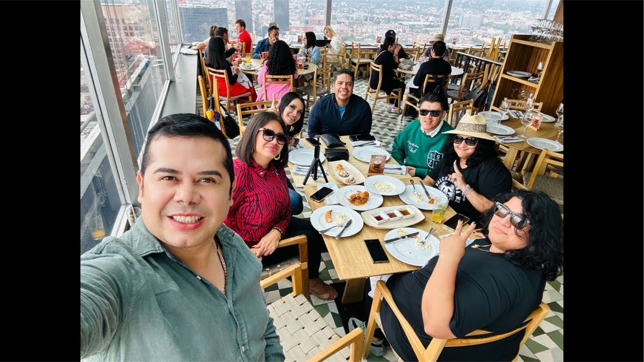 Comiendo en la Torre Latinoamericana con mis Amigas. 🙏🏻🥰