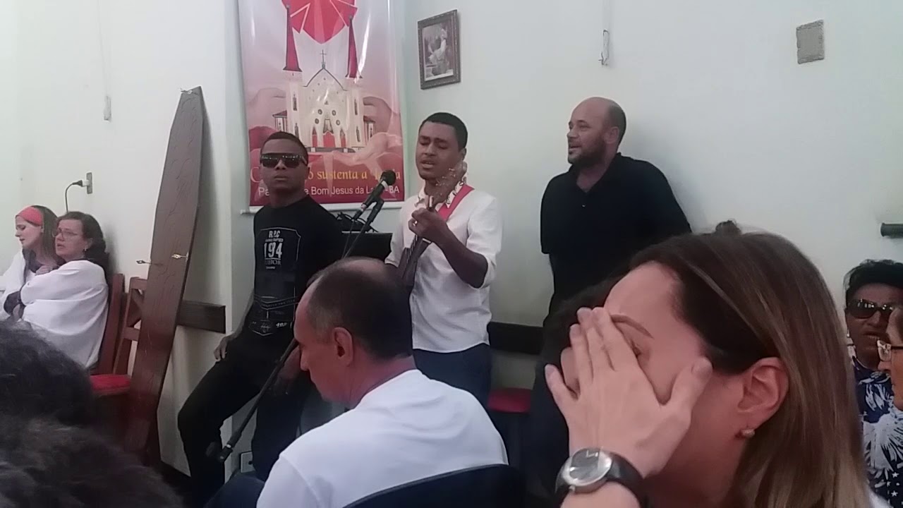 Familiares, amigos e f&atilde;s se despedem de Zeca Bahia cantando 