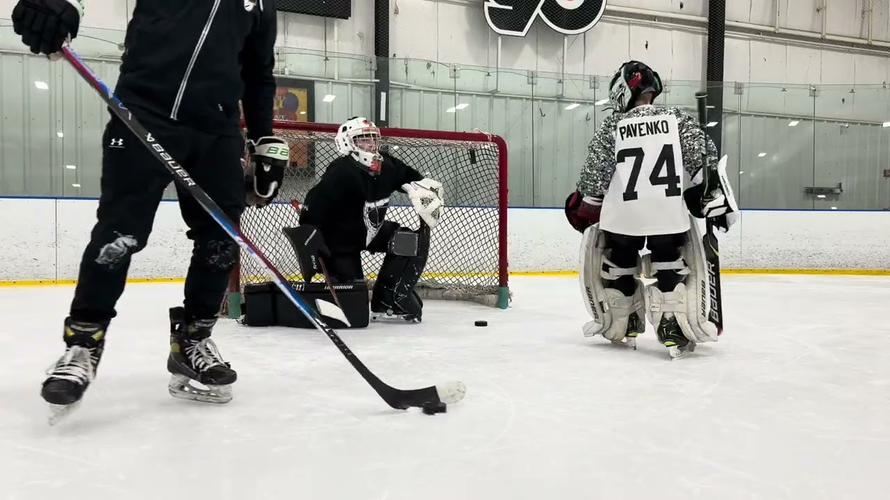 In tight screen and behind the net plays 