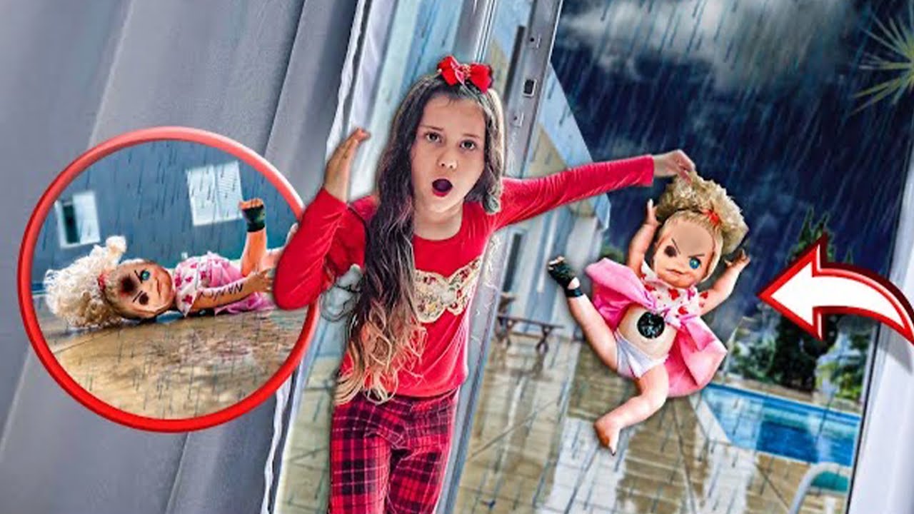 MINHA IRMÃZINHA COLOCOU A BONECA ESTRANHA NA CHUVA!!