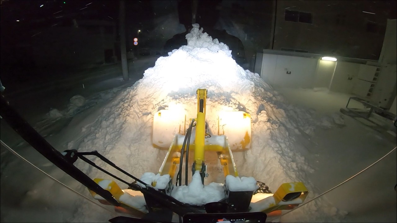 圧雪を削って雪山を育てていくいつものコンビニ 除雪車の車窓から 198