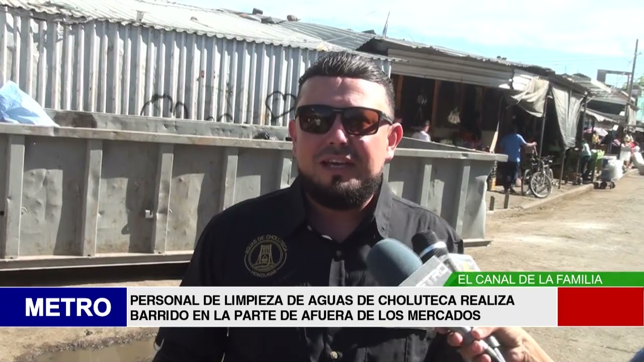 PERSONAL DE LIMPIEZA DE AGUAS DE CHOLUTECA REALIZA BARRIDO EN LA PARTE DE AFUERA DE LOS MERCADOS