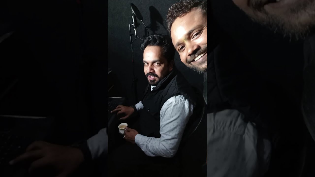 आज अपने स्टूडियो में अपने पहले गाने की रिकोर्डिंग है। 