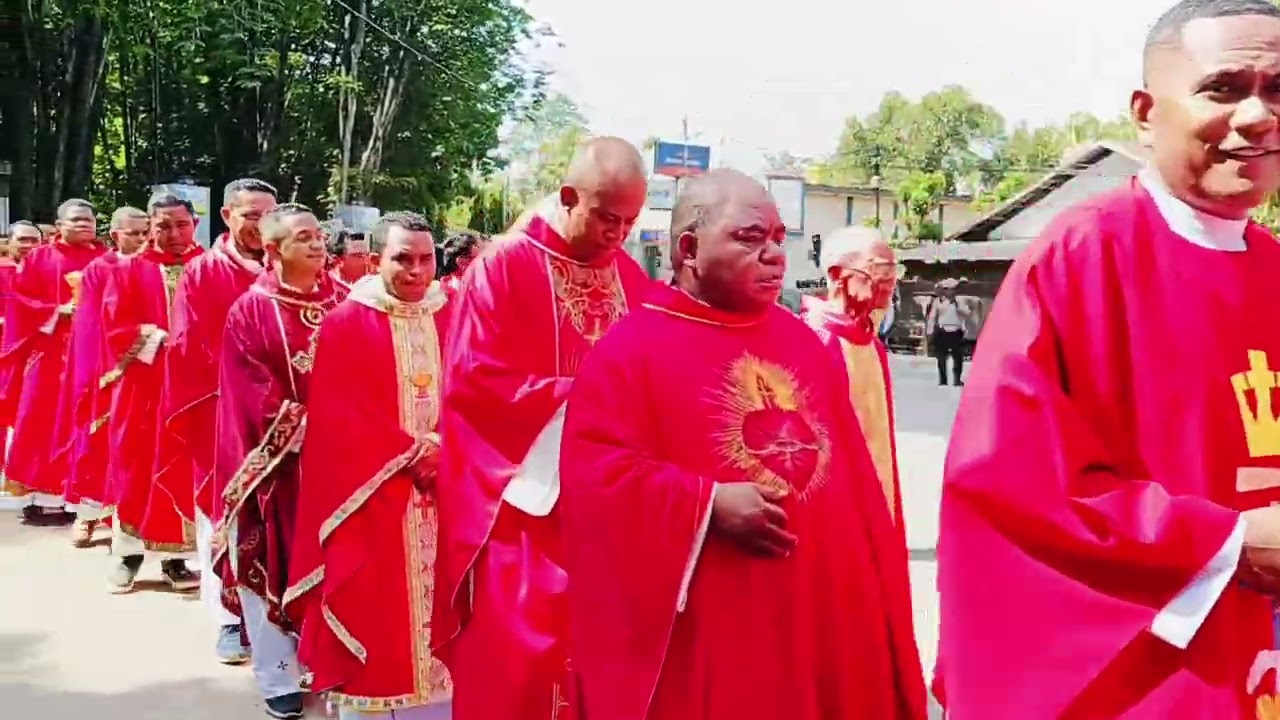 Perarakan Para Imam Tuhan Menuju Gereja Katedral Atambua