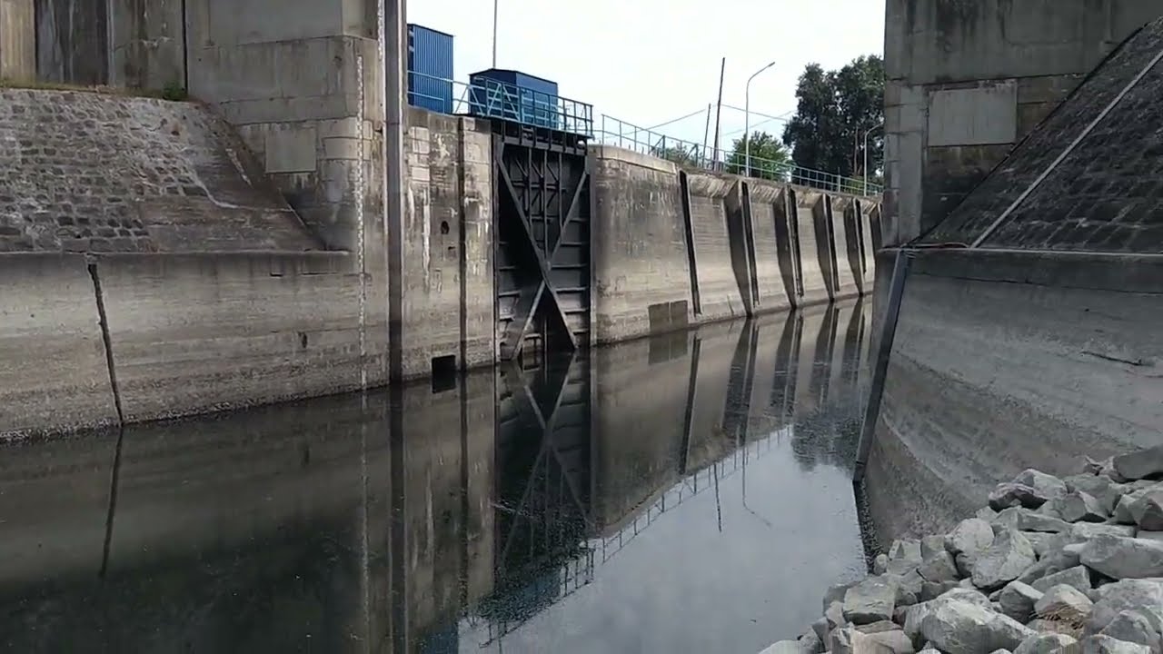 Nagyon alacsony vízállásnál a Tassi zsilip és a Duna 2022.08.15-én