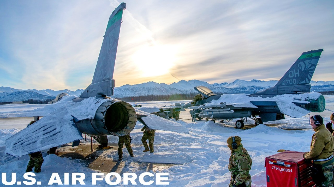 ВВС США. Истребители F-16 Fighting Falcon во время зимних военных учений на Аляске.