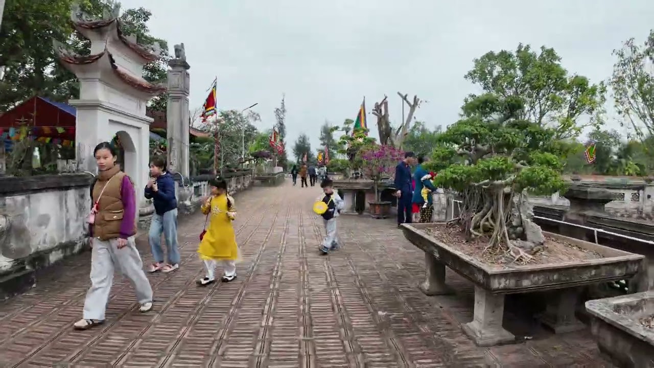 Đầu Năm Đi Đền Chùa Lớn Nhất Tại Quê Để Cầu Lộc Cầu May