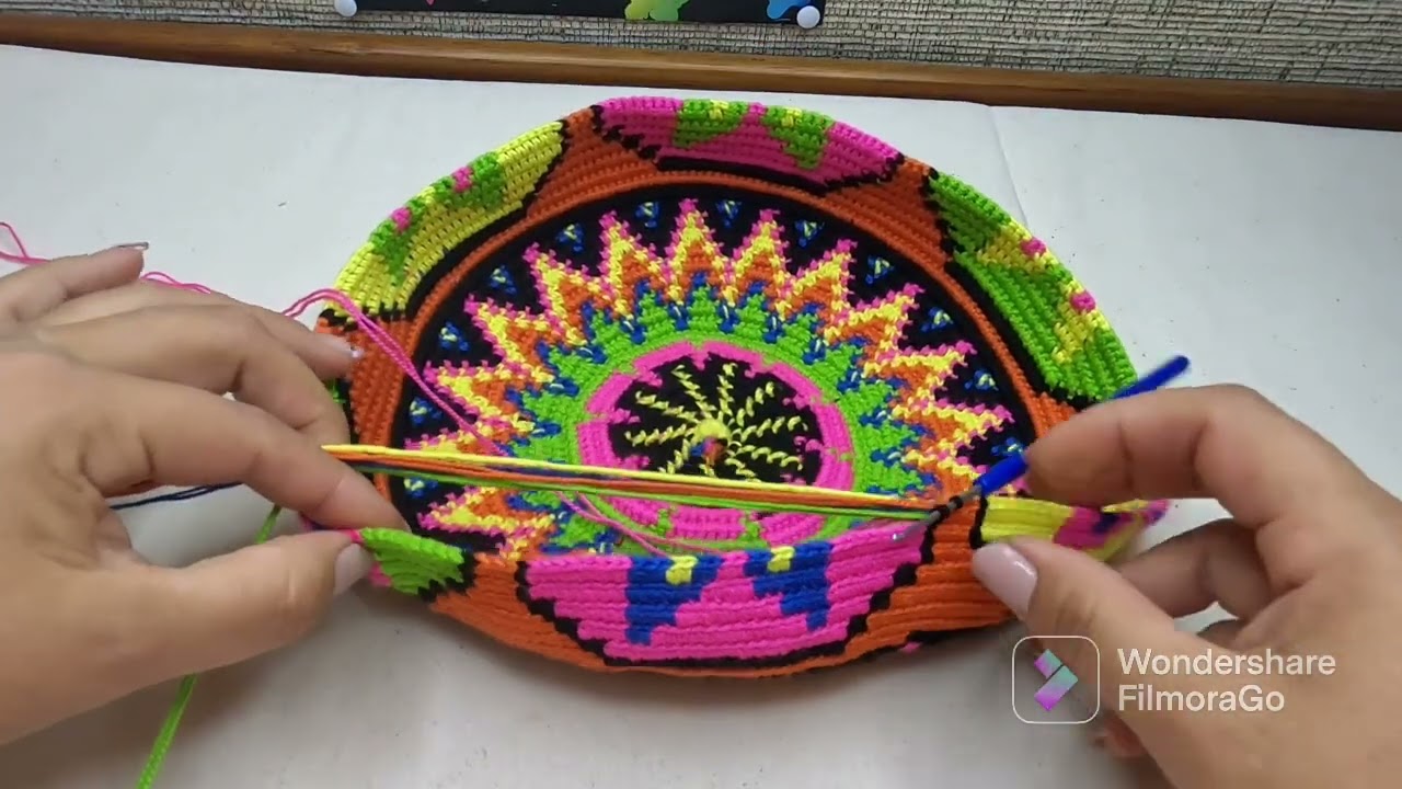 Mochila wayuu en crochet diseño vitral ( 3)