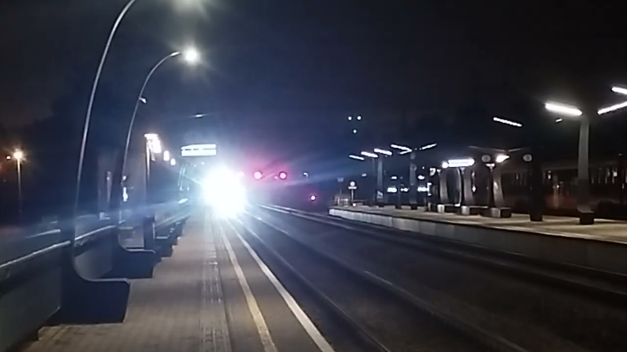 Škoda Ev 21 4351 coming to Pääsküla stop/Škoda Emu Ev21 4351 tuleb Pääsküla rongipeatuse 21.12 2025
