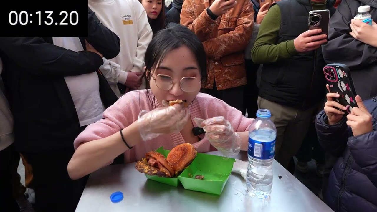 Thử thách ăn burger 3 tầng trong 75 giây tại Lễ hội Burger Thượng Hải!