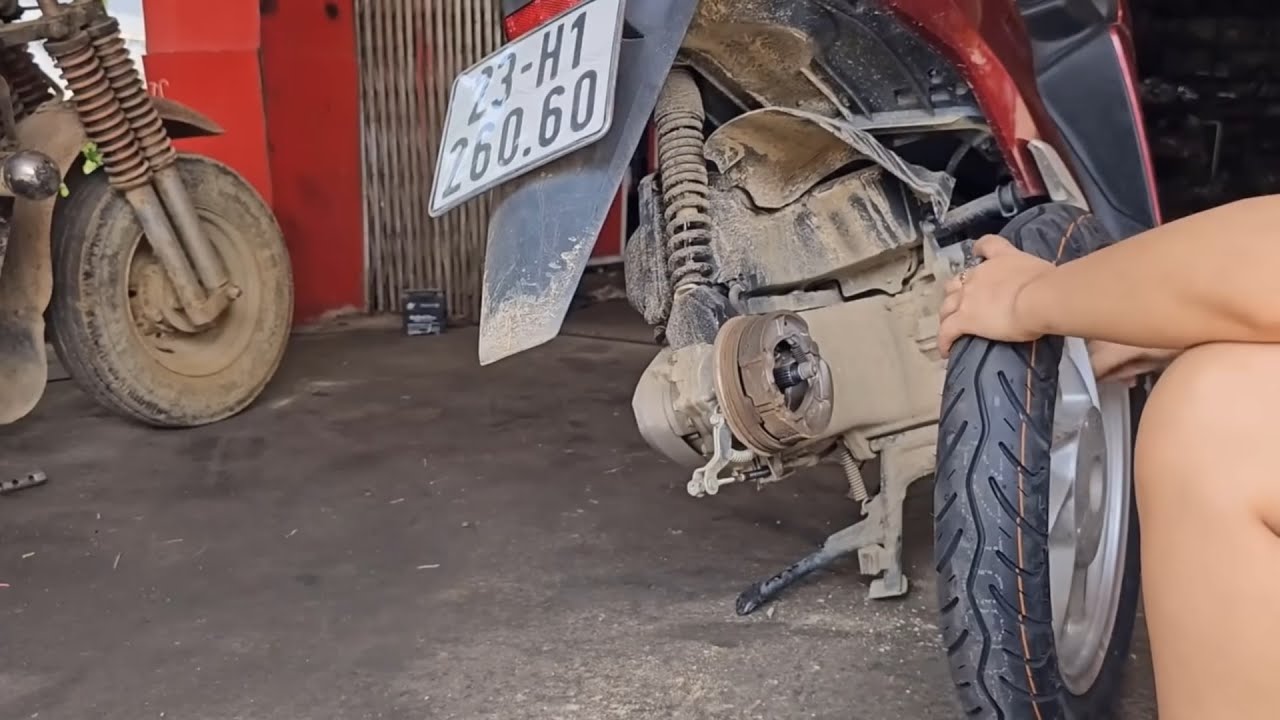 The Girl Restores 50-Year-Old Classic Motorcycle , Fixes a Flat Tire with Plug Method