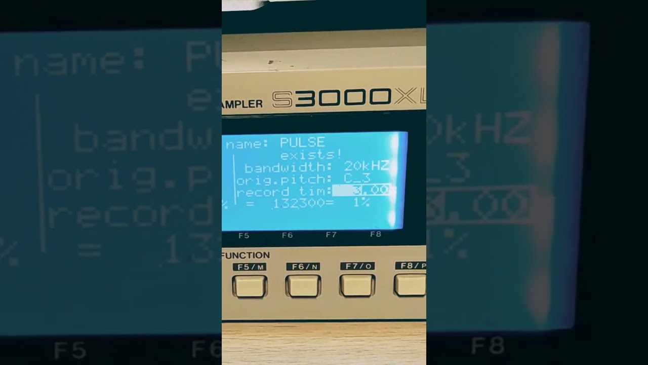 AKAI S3000XL - Sampling drumloop (TUT001)