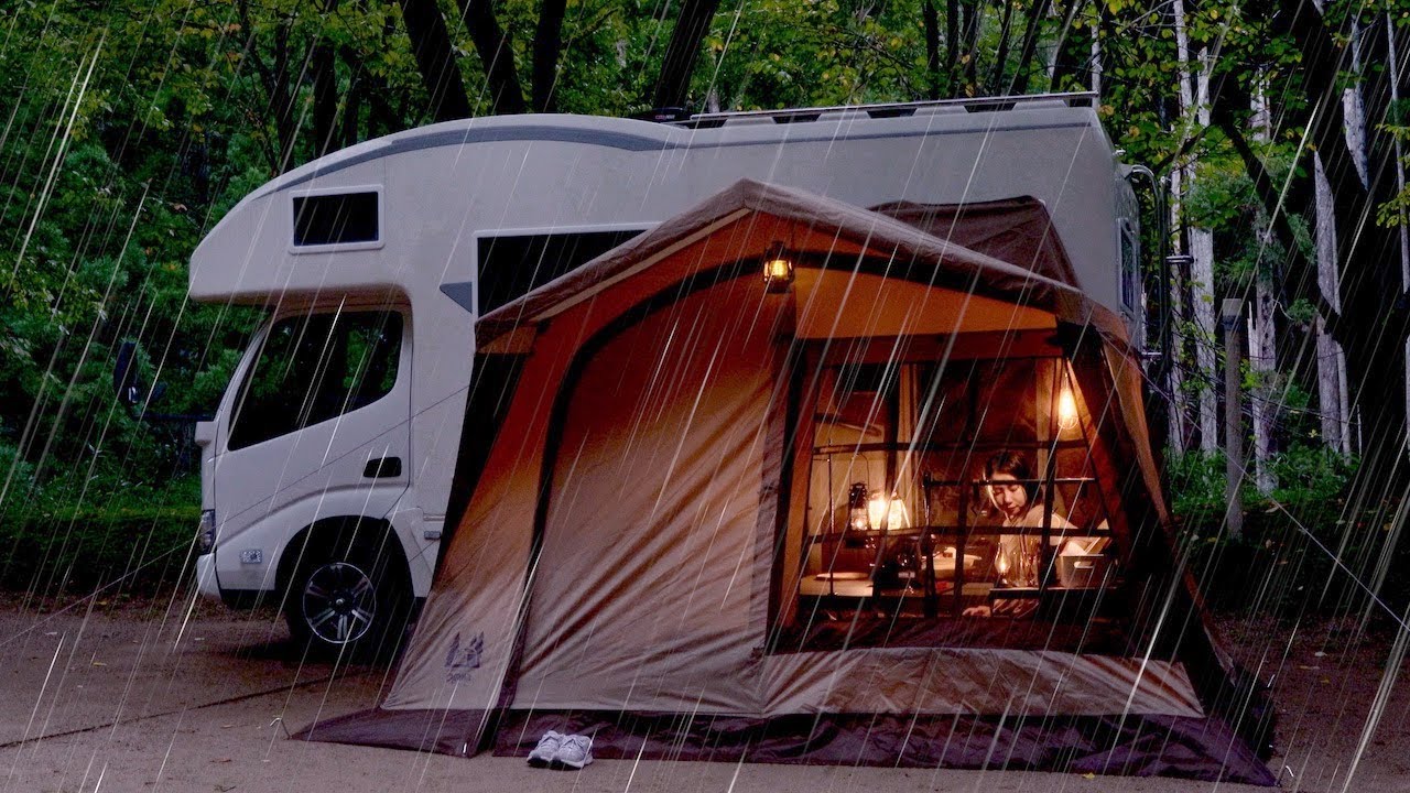 [Субтитры] Автомобильный поход под дождем с исцеляющей природой | VanLife | ASMR
