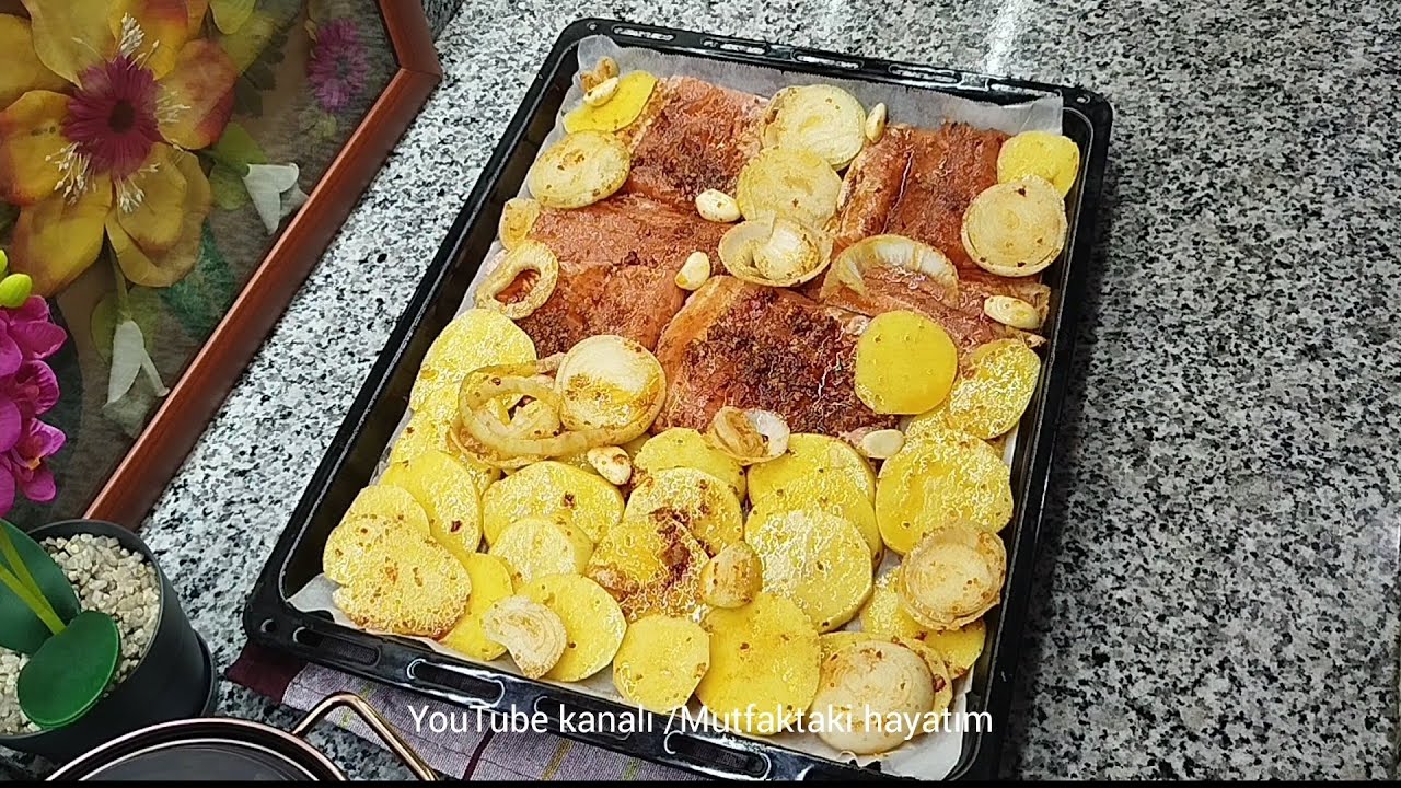 FIRIN TEPSİSİNDE GÖRSEL ŞÖLEN: ÖZEL SOSUYLA LOKUM GİBİ PATATESLİ SOMON BALIĞI TARİFİ 🐟🥔 🤤