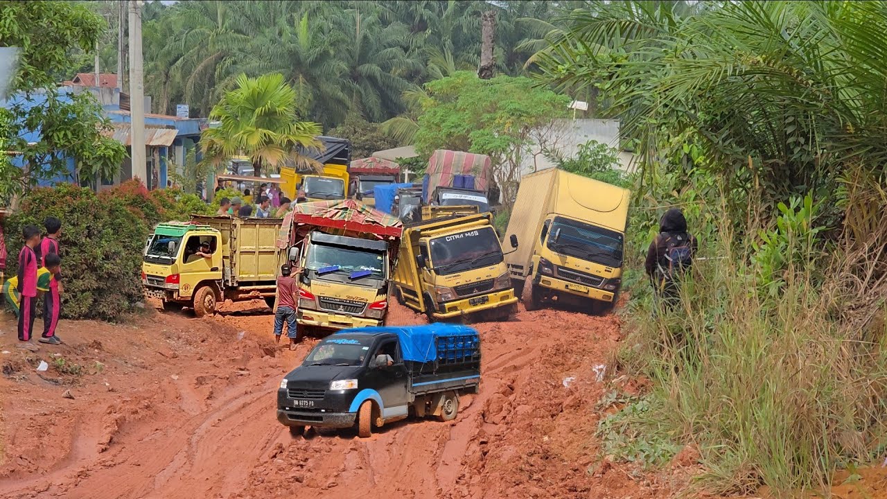 Truck Tabrak Truck || Mobil Dan Truck Offroad Hingga Nyaris Terbalik Di Jalan Super Licin