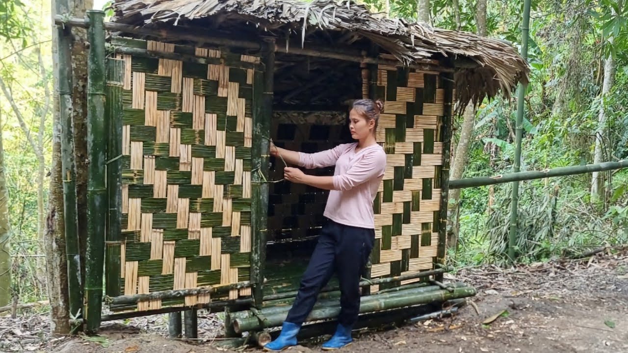 The girl built a wall of sliding bathroom doors and piped water into the bathroom | Lý Tiểu An
