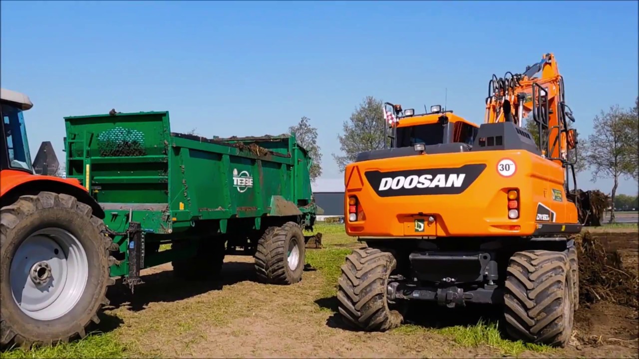 Vaste mest strooien / Spreading solid manure / Mist ausbringen / Massey Ferguson / Drone Landbouw