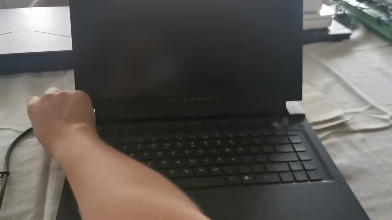 Alienware x15 R2, Can't turn on