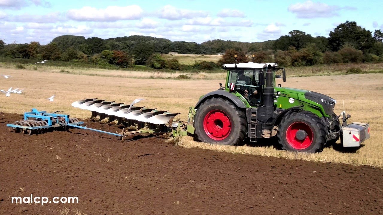 4Kᵁᴴᴰ Fendt 1050 Vario with a Dowdeswell DP 170 9 furrow reversible plough near Kirton, Suffolk