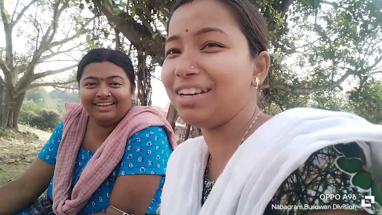 দিদি বোনের সময় কাটানোর মূহুর্ত 