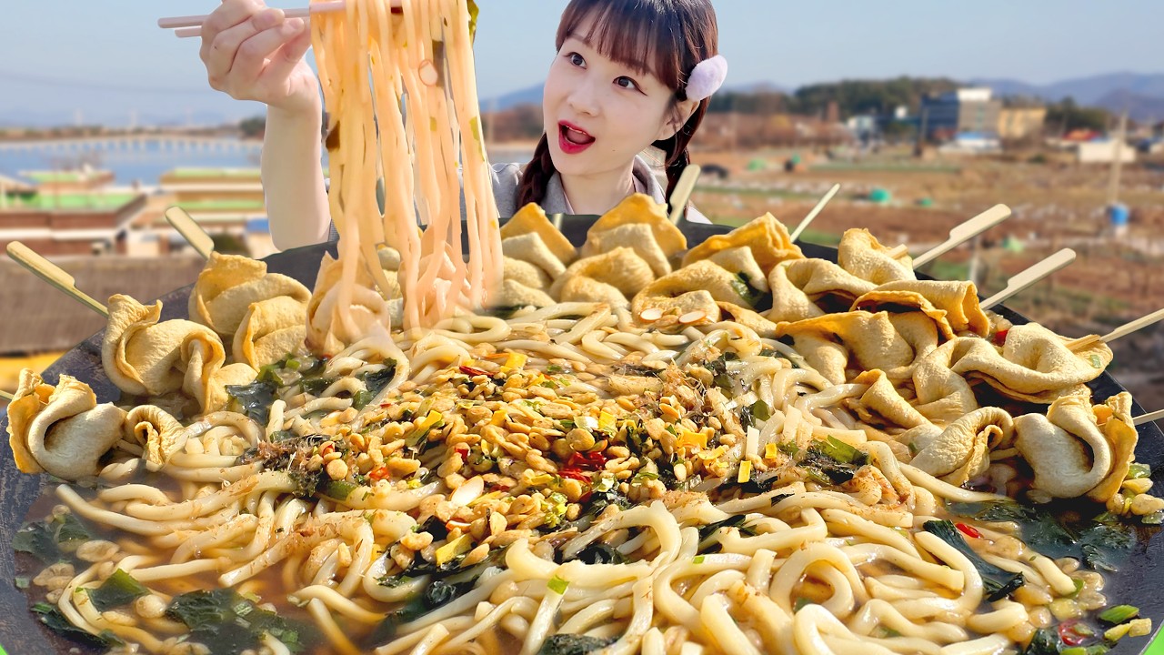 넷플릭스 흑백요리사 최강록 셰프의 미역우동 x인분에 어묵꼬치 가져왔어요🎵 시골 야외에서 먹는 솥뚜껑 미역우동 먹방