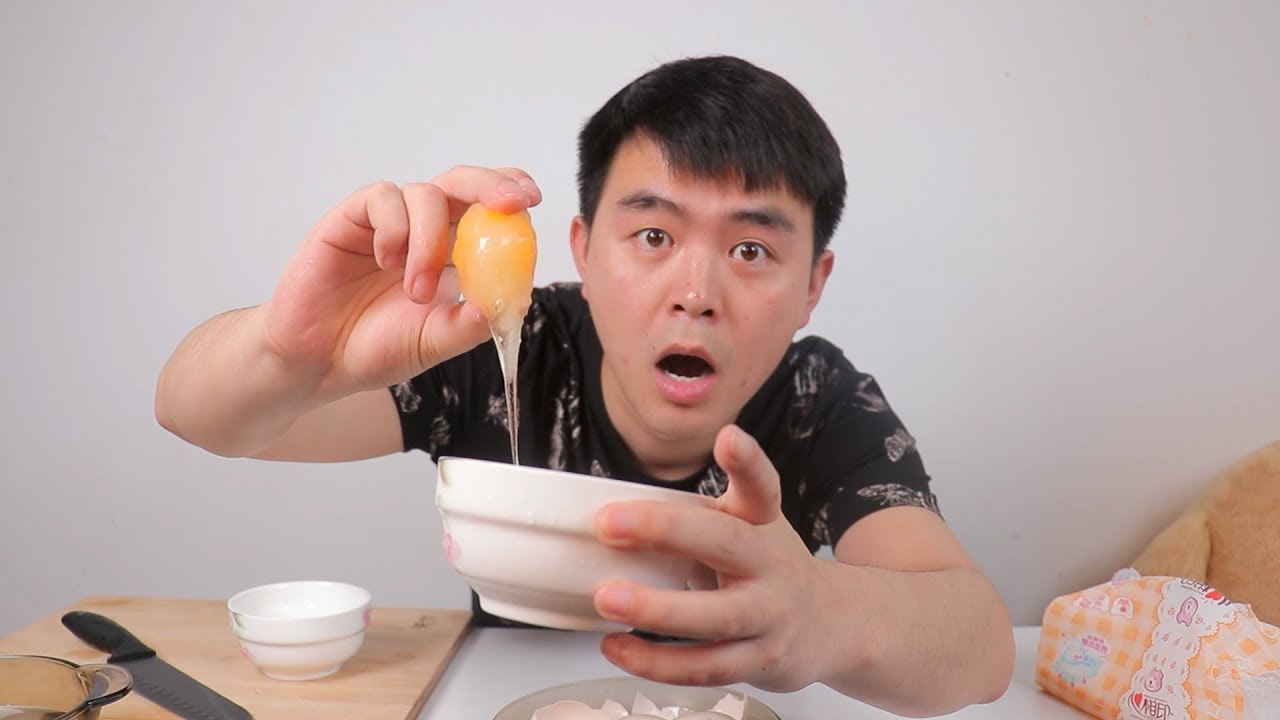 小伙把鸡蛋冷冻24个小时再煮，没想到做出一颗晶莹剔透的爆浆蛋