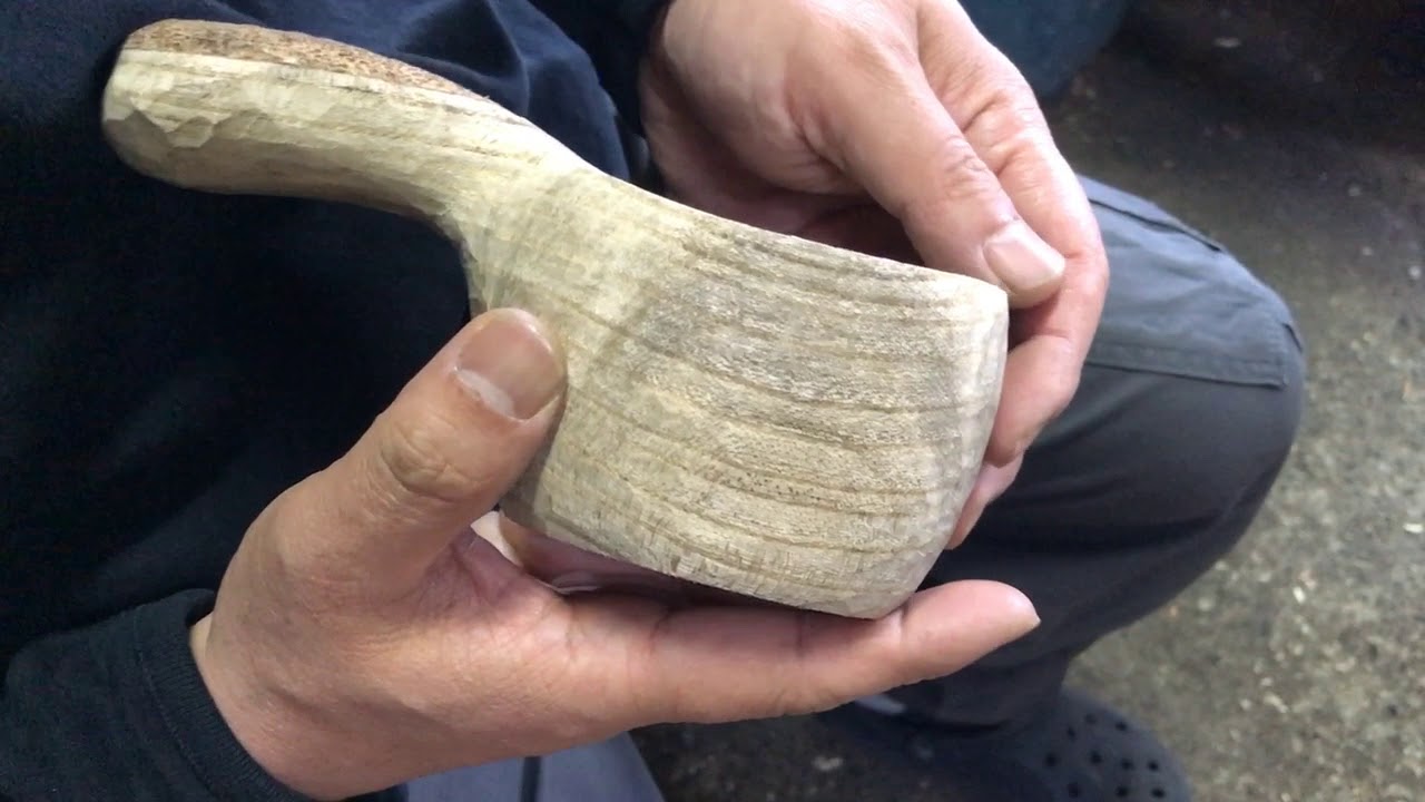 斧とナイフで木のカップを作る