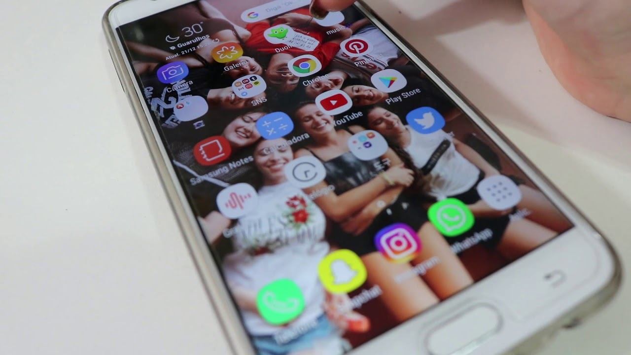 O que tem no meu celular #7 + MOSTRANDO MINHAS CAPINHAS | J7 PRIME |