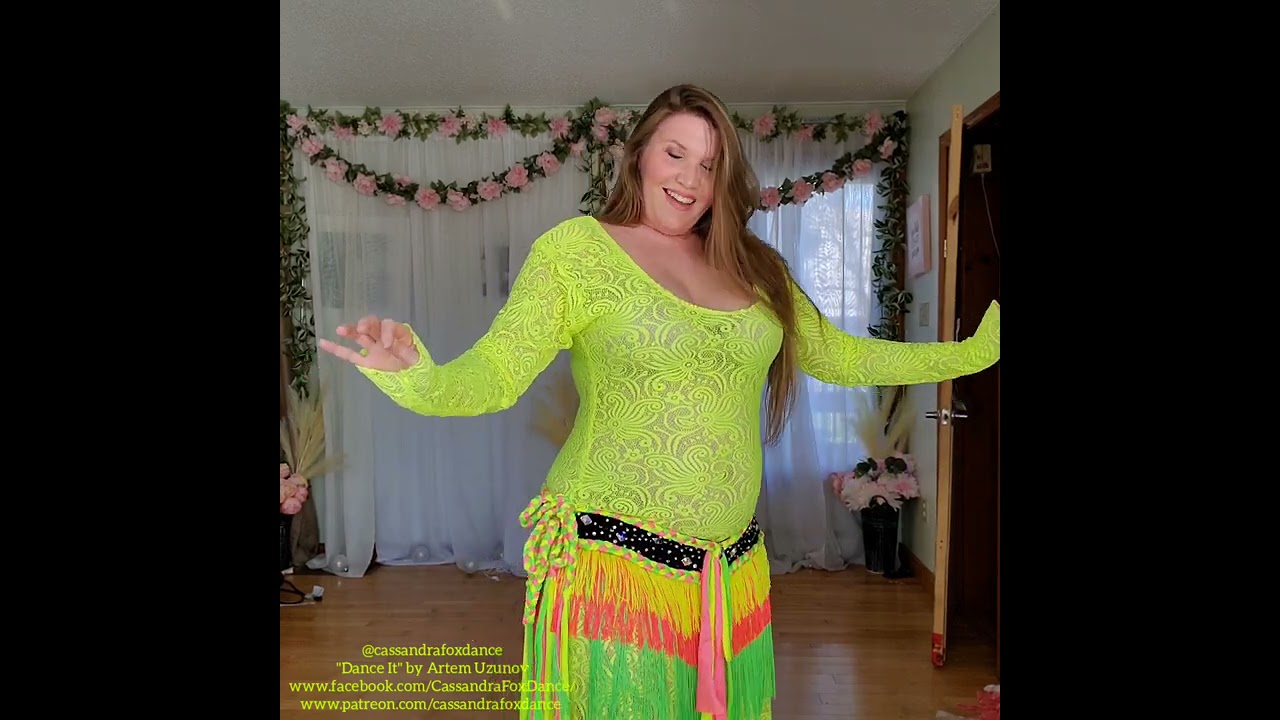 Cassandra Fox Belly Dancing at 6 months pregnant - Drum Solo 