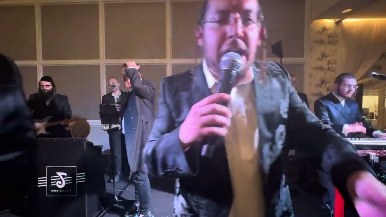 Yossi  Shtendig on the keys @ Kalmy Schwartz & Sruly Green @ Beri Glauber & Spigel hit 