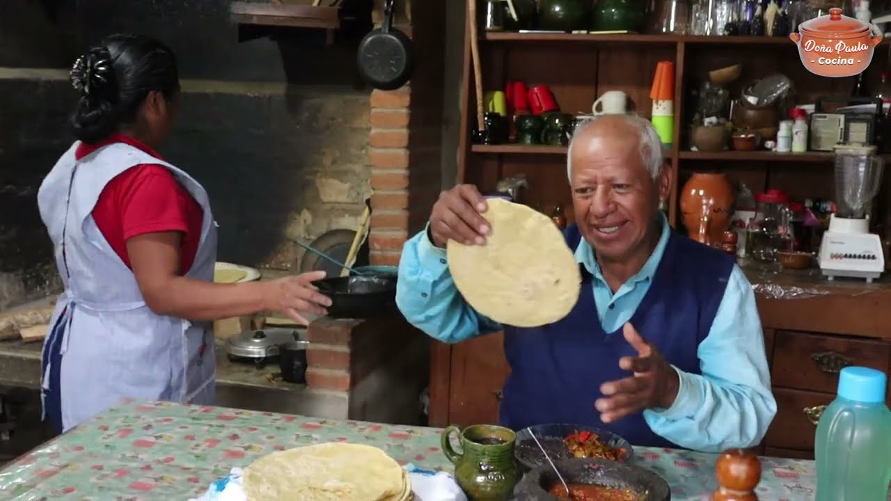 Preparo el desayuno a mi esposo unos frijolitos, café y tortillas a mano, así son mis mañanas