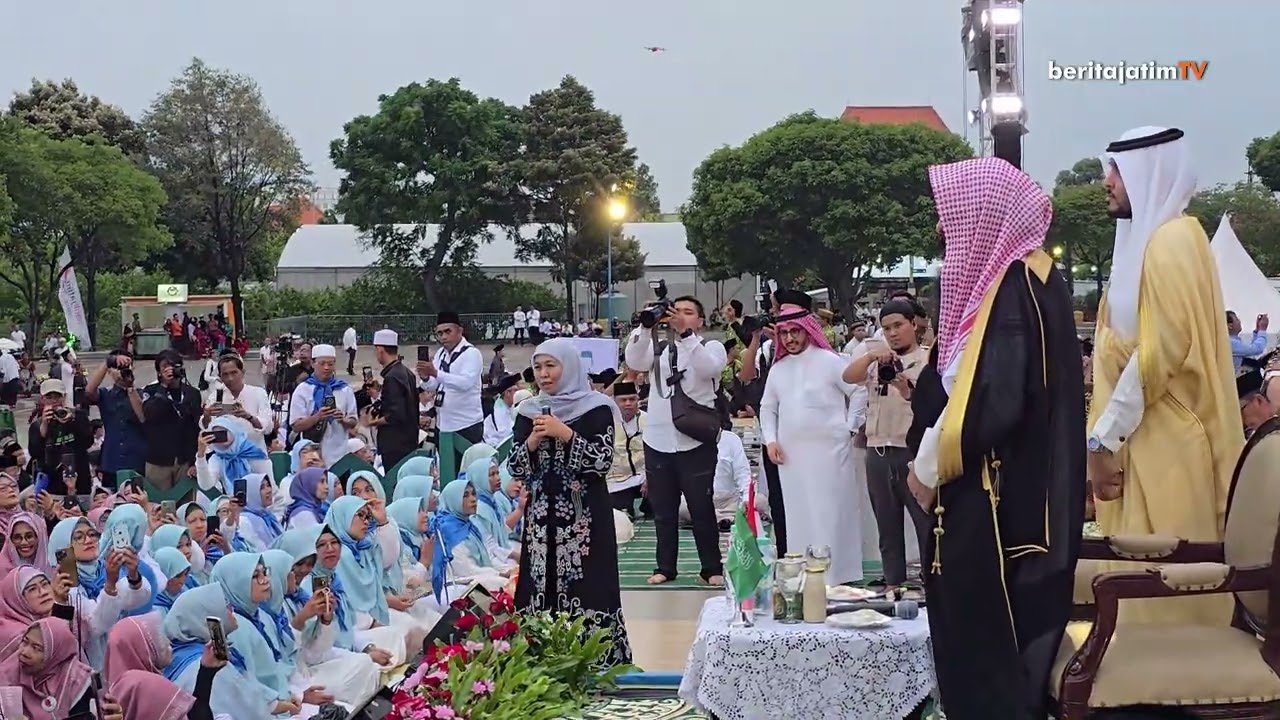 Pecahkan 3 Rekor MURI, Khofifah dan Utusan Khusus Raja Salman Ajak Ribuan Warga Bukber di Surabaya