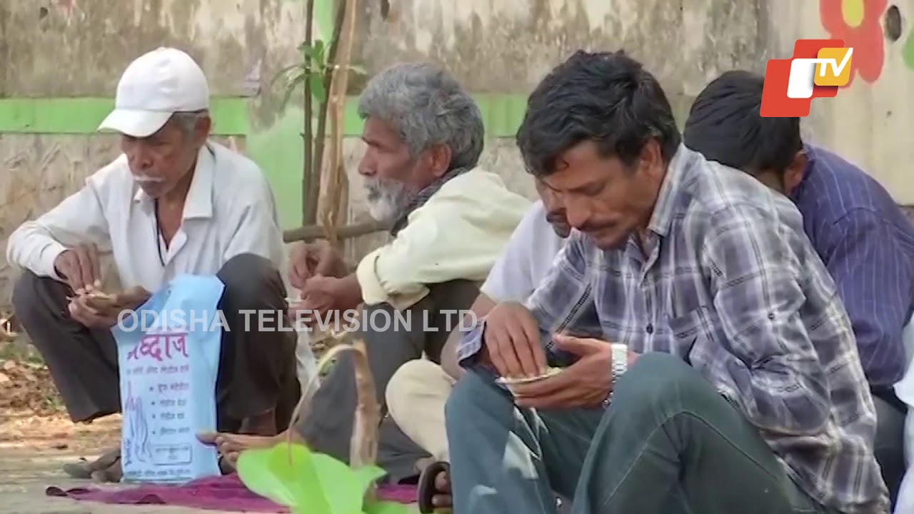 Coronavirus Outbreak- Youths Provide Food To Stranded Wager Workers In Pune