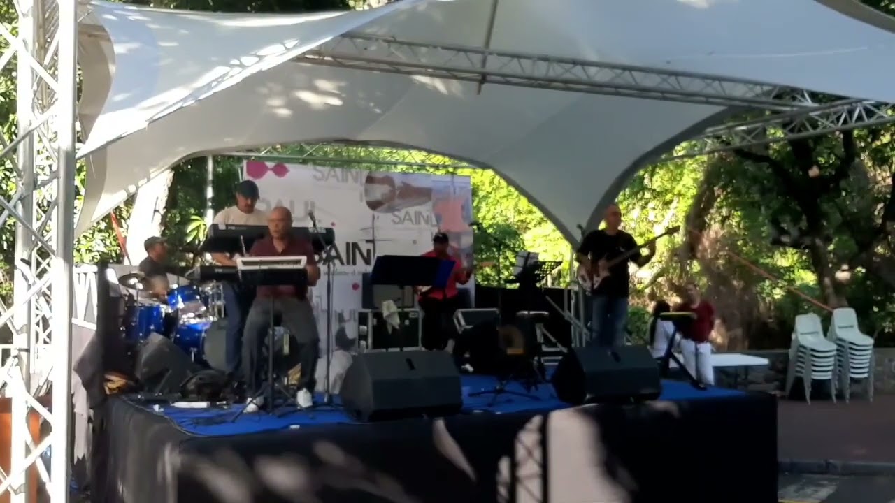 Un Ptit l'ambiance séga souvenir avec la musique les Glouglous