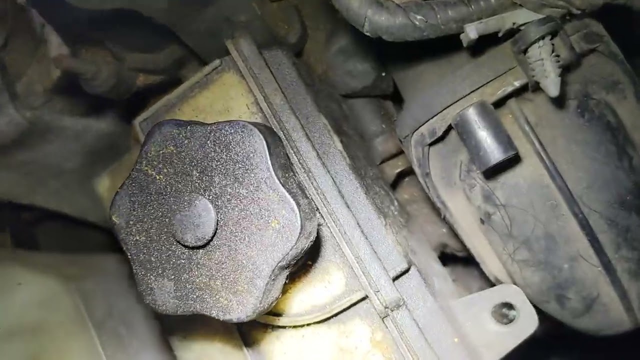 Снятие бачка гидроусилителя руля на Ford Focus 2009 года.