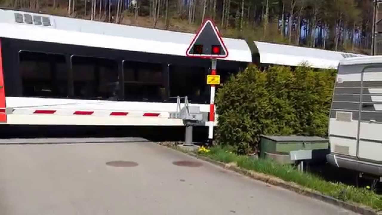 Thurbo zertrümmert Steinziegel am Bahnübergang Kollbrunn