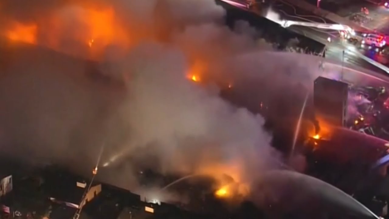 Firefighters battle blaze in Colorado