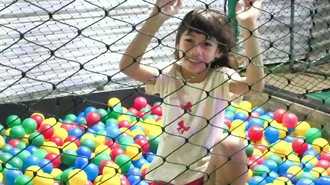Sara Vitória, no parque de diversão brincando no pula-pula 🦘🦘🦘31 janeiro 2026..