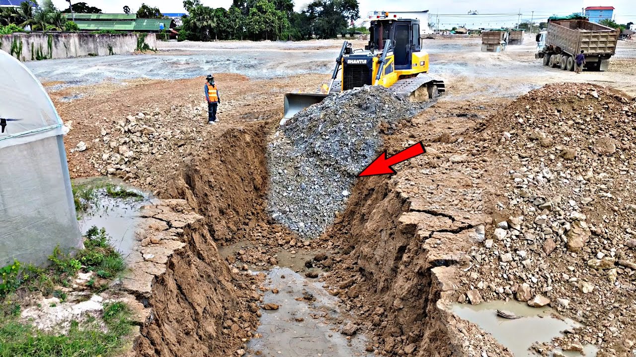 Nicely Strong Landfilling Skill Bulldozer SHANTUI pushing soil with Unloading 25ton Dump Trucks.